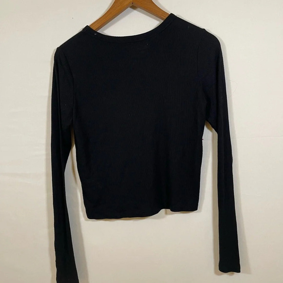 HOLLISTER RIBBED LONG SLEEVE BLACK CRISS-CROSS V-NECK SEMI CROP TOP SZ M - Picture 2 of 6